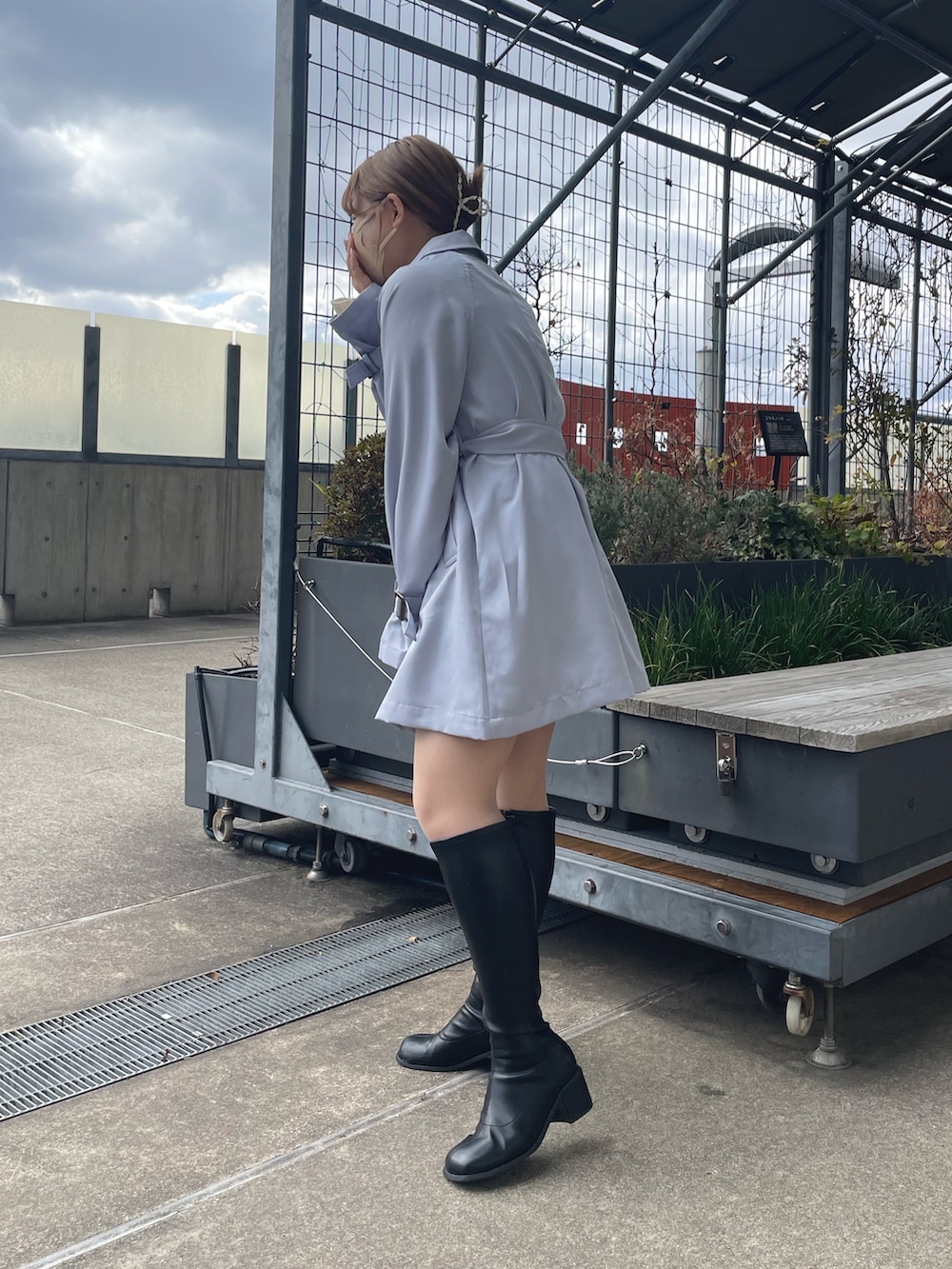 「トレンチコート、私の推しブランド、オリーブ デ オリーブ(OLIVE des OLIVE)、トレンチ、ガーリー、ガーリーコーデ、おしゃれさんと繋がりたい、お洒落さんとつながりたい、ロングブーツ、サックスブルー、低身長、低身長コーデ、低身長女子、デート、デートスタイル（WOMEN）」｜「OLIVE des OLIVEのケープ付きミドル丈トレンチコート（トレンチコート、ブルー系）」を使った、ゆうかさん（レディース・155cm）の冬コーディネートの3枚目の写真