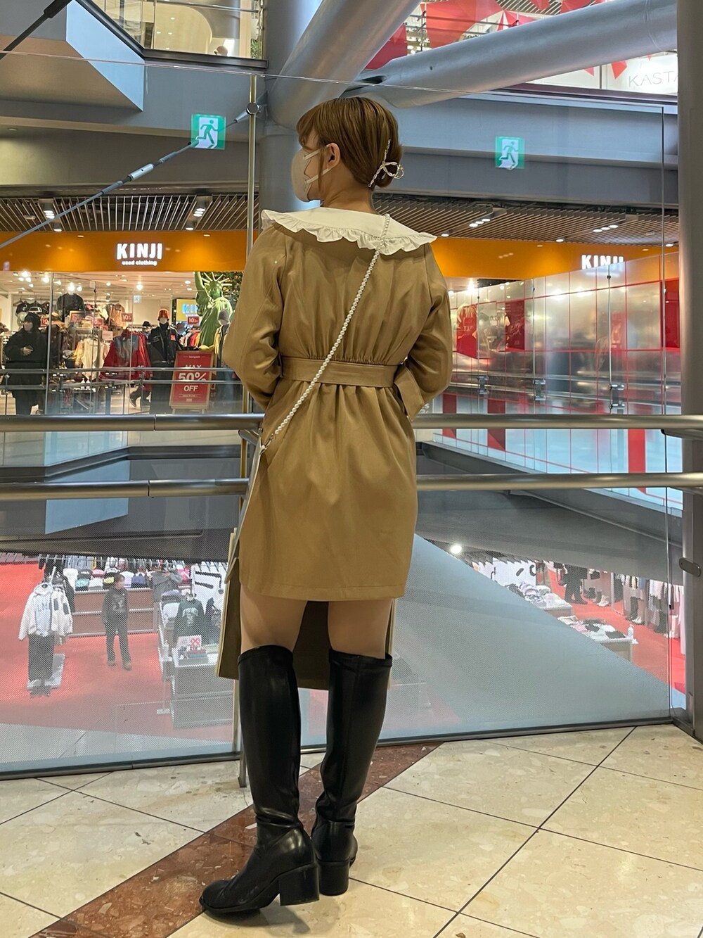 「推し活、ほめられ本命コーデ、ミニワンピ、ワンピース、ワンピーススタイル、ワンピースコーデ、うちわケース、トートバッグ、トートバック、ガーリー、ガーリーコーデ、オリーブ デ オリーブ(OLIVE des OLIVE)、おしゃれさんと繋がりたい、お洒落さんとつながりたい、低身長」｜「OLIVE des OLIVEの【STAFF考案】Bigカラーミニワンピース（ワンピース、イエロー系）」を使った、ゆうかさん（レディース・155cm）の冬コーディネートの2枚目の写真