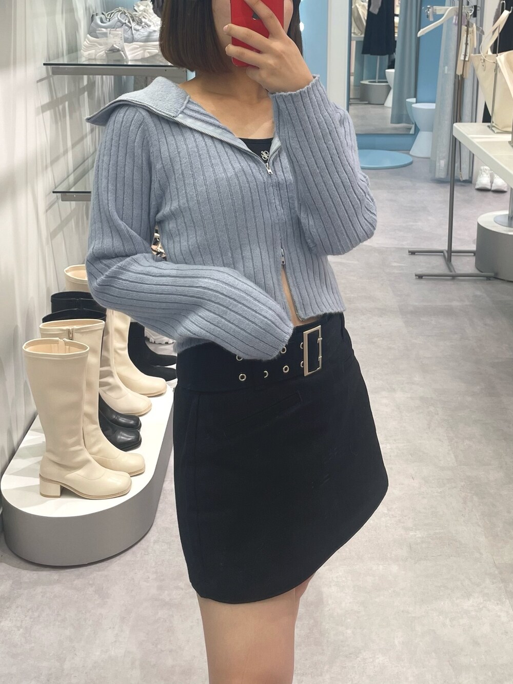 「トレンド、トレンドコーデ、オリーブ デ オリーブ(OLIVE des OLIVE)、デザイントップス、スカート、サックスブルー、カラーコーデ、オトナ女子、オトナカワイイ、オトナガーリー、大人女子、低身長、低身長コーデ、肌見せ、ブーツ」｜「OLIVE des OLIVEのクロップドキャミソール　1032060240（キャミソール、ブラック系）」を使った、ゆうかさん（レディース・155cm）の秋コーディネートの2枚目の写真