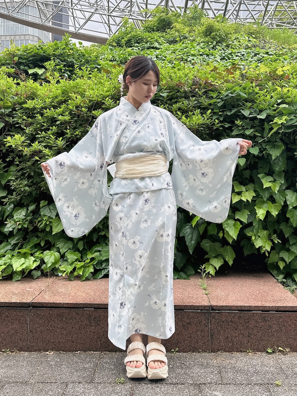 「ゆかた、夏コーデ、夏、夏祭り、浴衣、浴衣女子、浴衣コーデ、サックスブルー、低身長、低身長女子、オリーブ デ オリーブ(OLIVE des OLIVE)、花火大会、花柄、オトナ女子、大人かわいい」｜「OLIVE des OLIVEの【着脱簡単/手洗い可能/2WAY】3分で着れる浴衣（浴衣、ブルー系）」を使った、ゆうかさん（レディース・155cm）の夏コーディネートの2枚目の写真