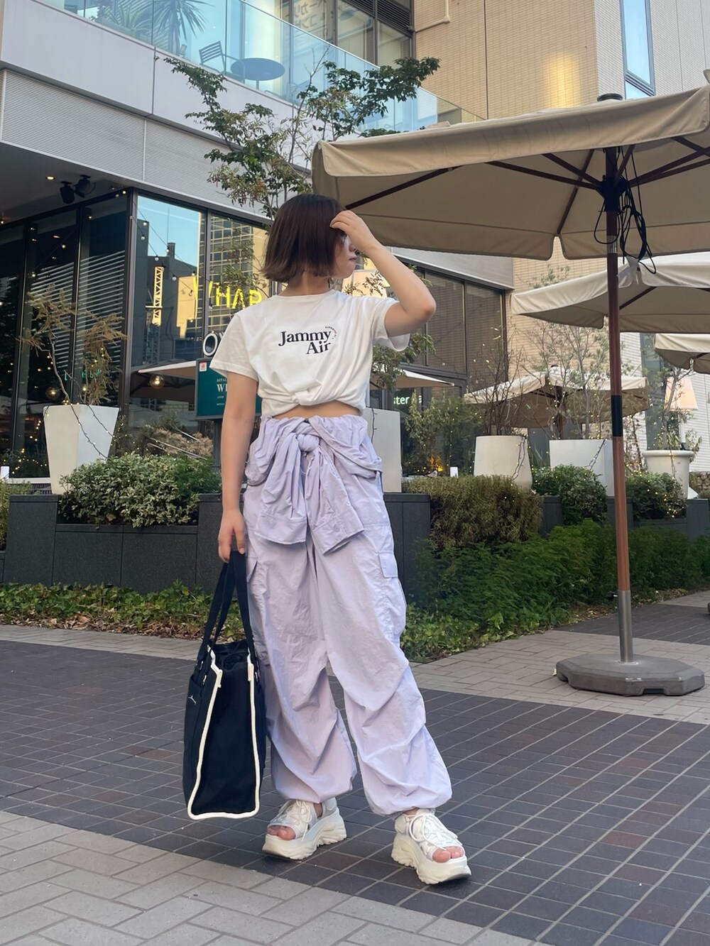 「推し活、アツいコーデ全部見せ、つなぎ、カラーコーデ、参戦服、オタク、オリーブ デ オリーブ(OLIVE des OLIVE)、Tシャツ、カジュアルコーデ、カジュアル、トートバッグ、ライブコーデ、低身長、低身長コーデ、パープル」｜「OLIVE des OLIVEのアソートTシャツ　1031060450（Tシャツ/カットソー、ホワイト系）」を使った、ゆうかさん（レディース・155cm）の夏コーディネートの2枚目の写真