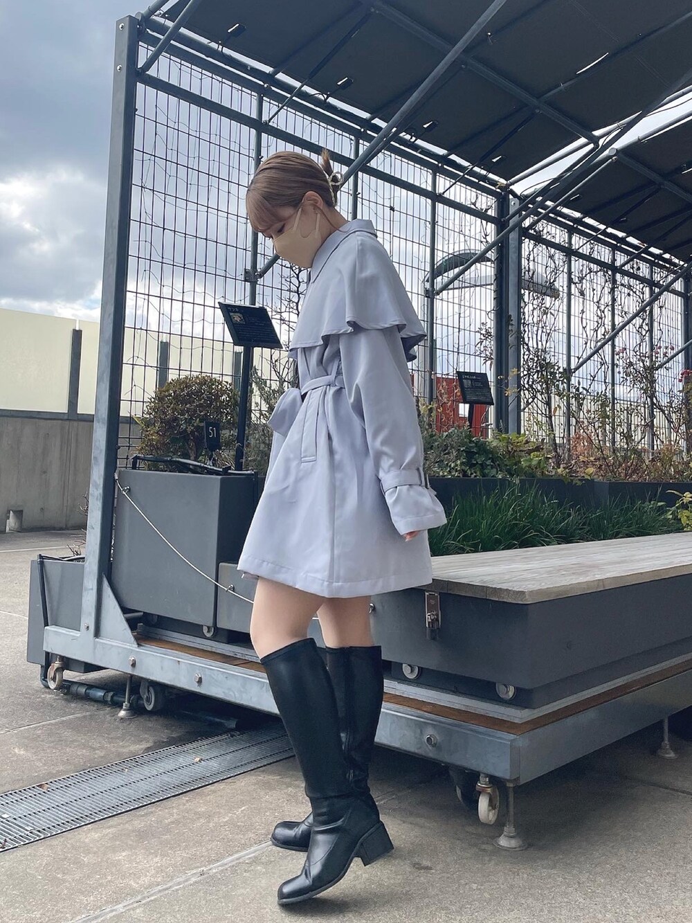 「トレンチコート、私の推しブランド、オリーブ デ オリーブ(OLIVE des OLIVE)、トレンチ、ガーリー、ガーリーコーデ、おしゃれさんと繋がりたい、お洒落さんとつながりたい、ロングブーツ、サックスブルー、低身長、低身長コーデ、低身長女子、デート、デートスタイル（WOMEN）」｜「OLIVE des OLIVEのケープ付きミドル丈トレンチコート（トレンチコート、ブルー系）」を使った、ゆうかさん（レディース・155cm）の冬コーディネートの4枚目の写真