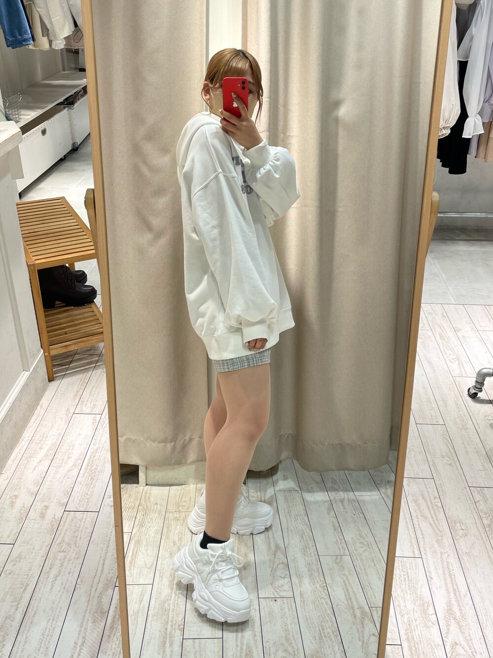 「カジュアルコーデ、私の推しブランド、オリーブ デ オリーブ(OLIVE des OLIVE)、カジュアルガーリー、スニーカー、スニーカーコーデ、ガーリー、パーカー、低身長、低身長コーデ、おしゃれさんと繋がりたい、大学生、通学コーデ、タイトスカート、カジュアルスタイル」｜「OLIVE des OLIVEの刺繍ロゴフーディチュニック（パーカー、ホワイト系）」を使った、ゆうかさん（レディース・155cm）の冬コーディネートの2枚目の写真