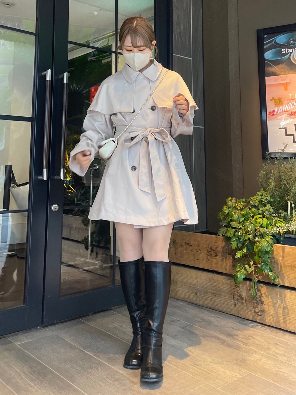「ほめられ本命コーデ、トレンチコート、トレンチ、はるコーデ、春コーデ、春、春アウター、春カラー、春色、ロングブーツ、オリーブ デ オリーブ(OLIVE des OLIVE)、ミニワンピ、羽織り、アウター、低身長」｜「OLIVE des OLIVEのケープ付きミドル丈トレンチコート（トレンチコート、ベージュ系）」を使った、ゆうかさん（レディース・155cm）の冬コーディネートの2枚目の写真