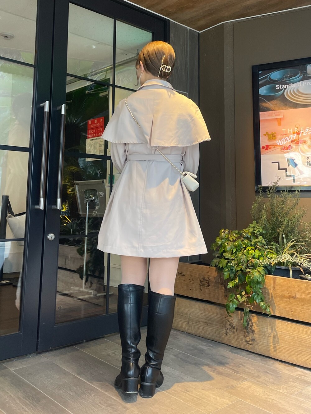 「ほめられ本命コーデ、トレンチコート、トレンチ、はるコーデ、春コーデ、春、春アウター、春カラー、春色、ロングブーツ、オリーブ デ オリーブ(OLIVE des OLIVE)、ミニワンピ、羽織り、アウター、低身長」｜「OLIVE des OLIVEのケープ付きミドル丈トレンチコート（トレンチコート、ベージュ系）」を使った、ゆうかさん（レディース・155cm）の冬コーディネートの5枚目の写真