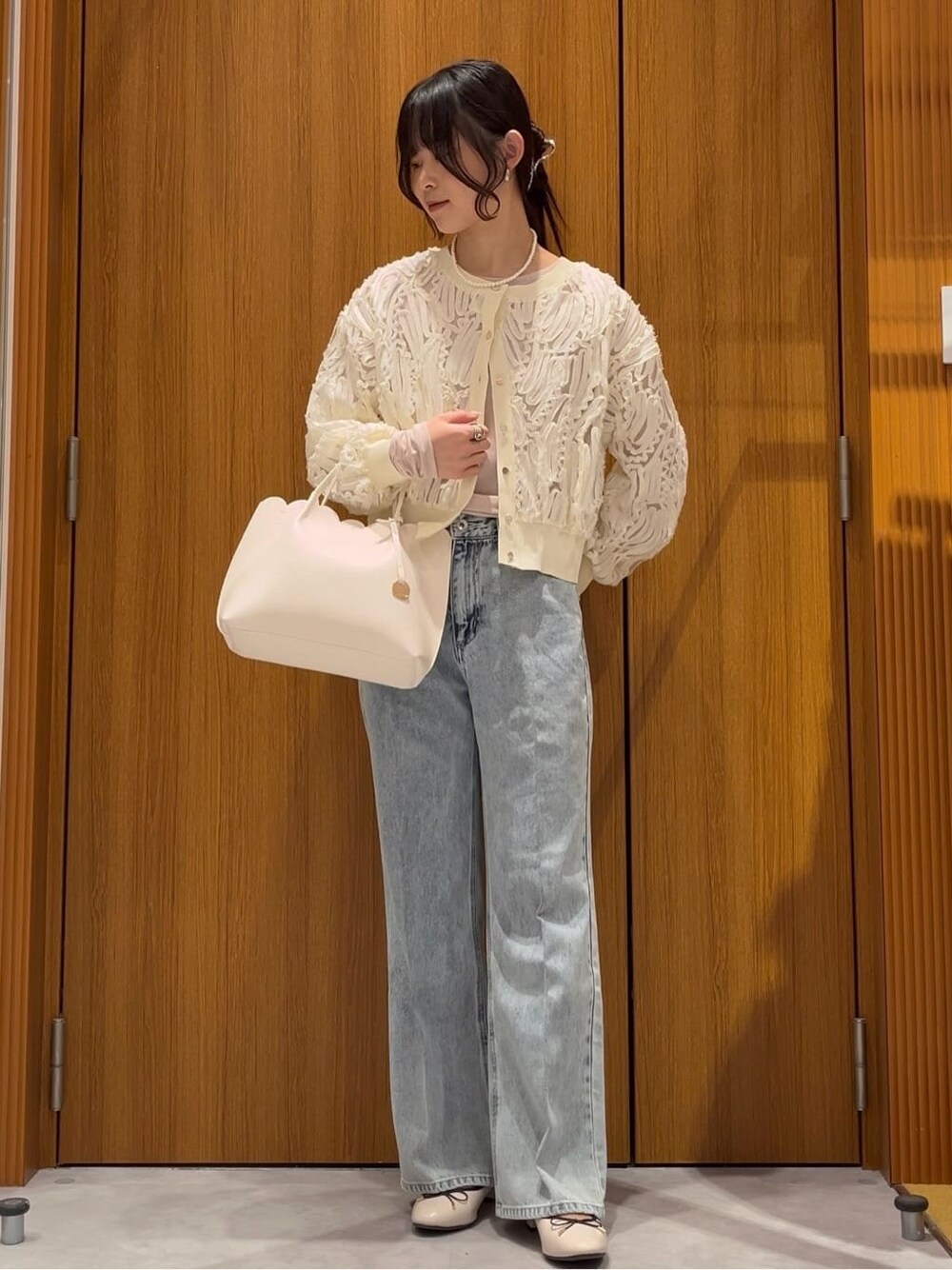 ホワイト系のカーディガン/ボレロ、ベージュ系のTシャツ/カットソー、ブルー系のその他パンツを着用したレディースの春コーディネートの2枚目の写真