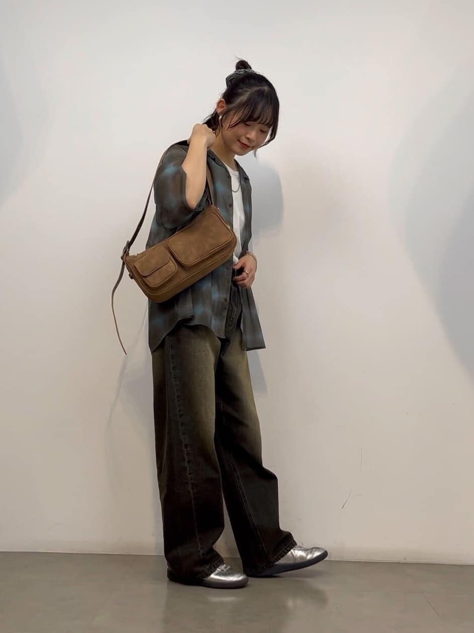 グリーン系のシャツ/ブラウス、ブラック系のデニムパンツ、ブラウン系のショルダーバッグを着用したレディースの夏コーディネートの3枚目の写真