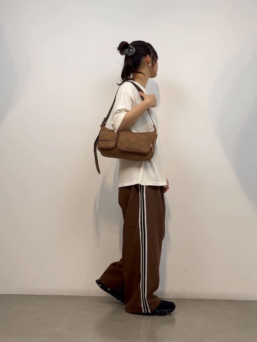 ホワイト系のTシャツ/カットソー、ブラウン系のその他パンツ、ブラウン系のショルダーバッグを着用したレディースの夏コーディネートの3枚目の写真