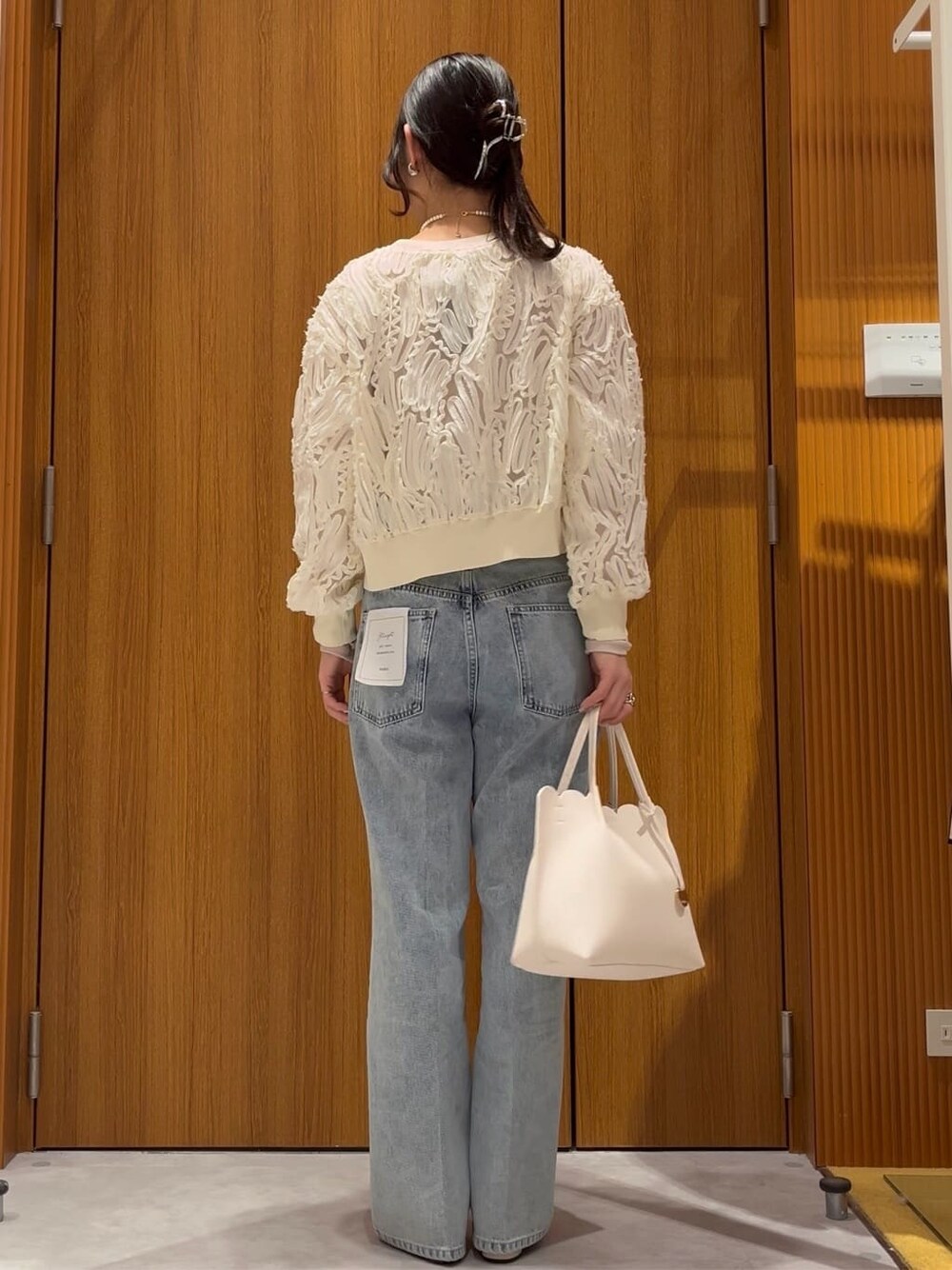 ホワイト系のカーディガン/ボレロ、ベージュ系のTシャツ/カットソー、ブルー系のその他パンツを着用したレディースの春コーディネートの4枚目の写真