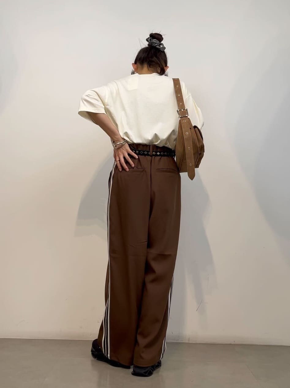 ホワイト系のTシャツ/カットソー、ブラウン系のその他パンツ、ブラウン系のショルダーバッグを着用したレディースの夏コーディネートの4枚目の写真