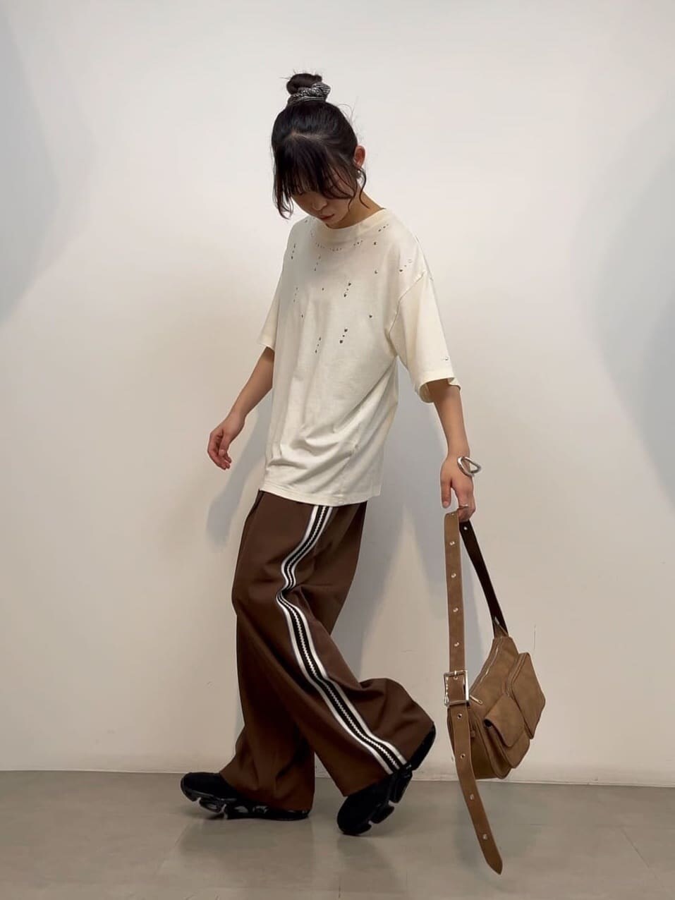 ホワイト系のTシャツ/カットソー、ブラウン系のその他パンツ、ブラウン系のショルダーバッグを着用したレディースの夏コーディネートの2枚目の写真