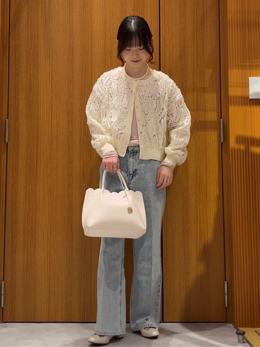 ホワイト系のカーディガン/ボレロ、ベージュ系のTシャツ/カットソー、ブルー系のその他パンツを着用したレディースの春コーディネートの5枚目の写真