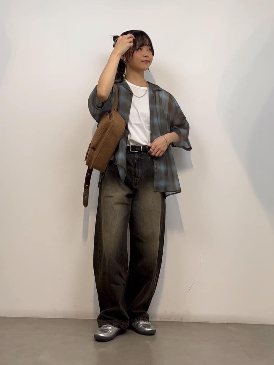 グリーン系のシャツ/ブラウス、ブラック系のデニムパンツ、ブラウン系のショルダーバッグを着用したレディースの夏コーディネートの2枚目の写真