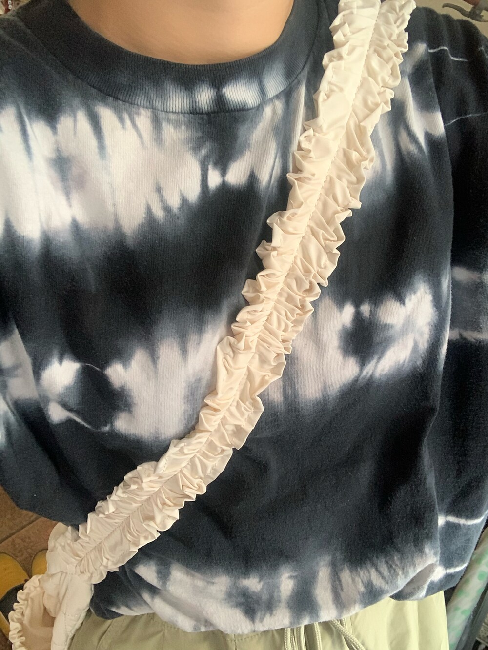 ホワイト系のサンダル、グリーン系のその他パンツ、ホワイト系のショルダーバッグを着用したレディースの夏コーディネートの2枚目の写真