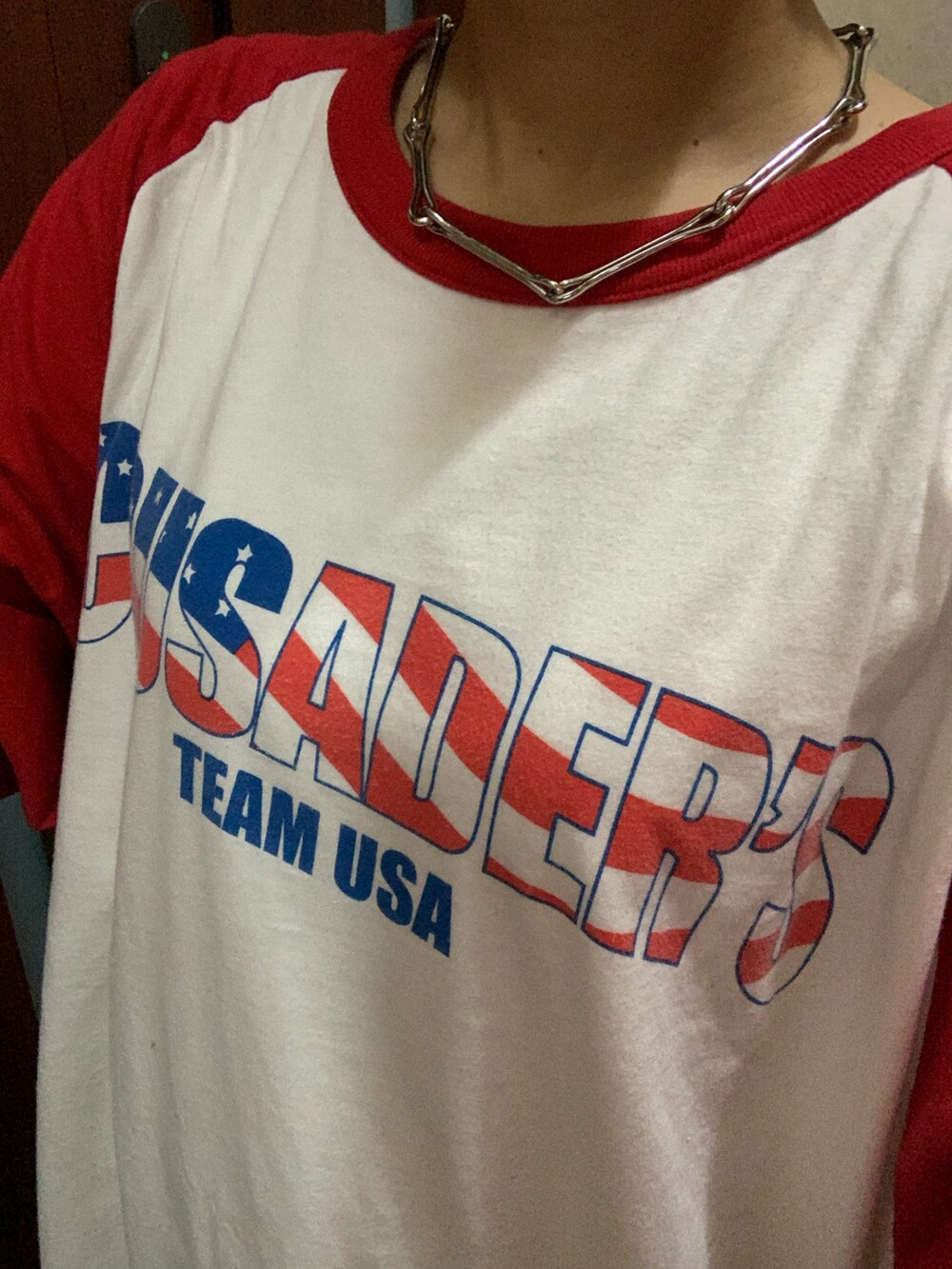 シルバー系のスニーカー、ブルー系のパンツ、ホワイト系のTシャツ/カットソーを着用したレディースの秋コーディネートの2枚目の写真