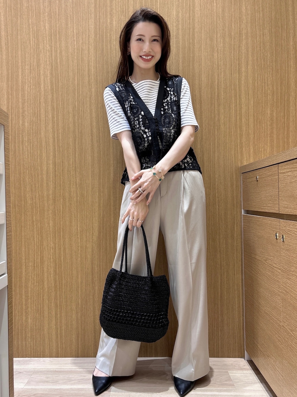 ブルー系のシャツ/ブラウス、ブラック系のパンプス、ブラック系のトートバッグを着用したレディースの春コーディネートの8枚目の写真