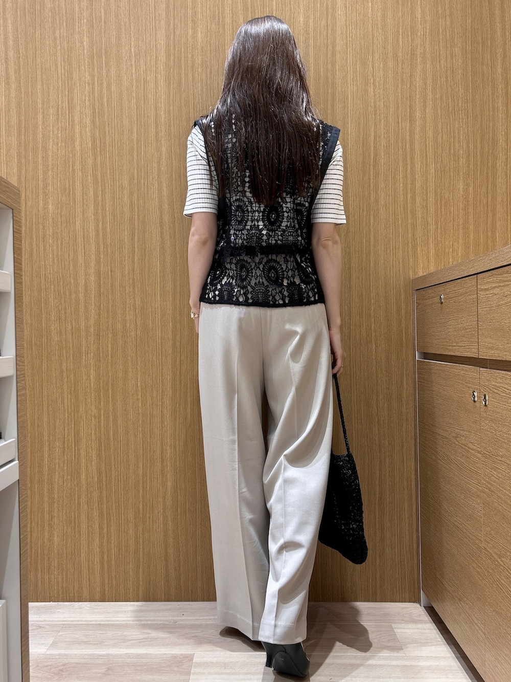 ブルー系のシャツ/ブラウス、ブラック系のパンプス、ブラック系のトートバッグを着用したレディースの春コーディネートの5枚目の写真