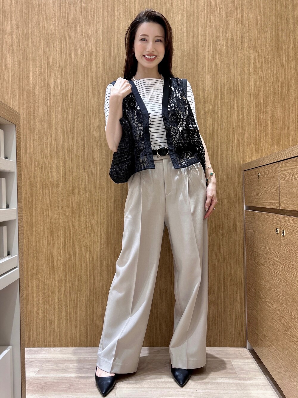 ブルー系のシャツ/ブラウス、ブラック系のパンプス、ブラック系のトートバッグを着用したレディースの春コーディネートの10枚目の写真