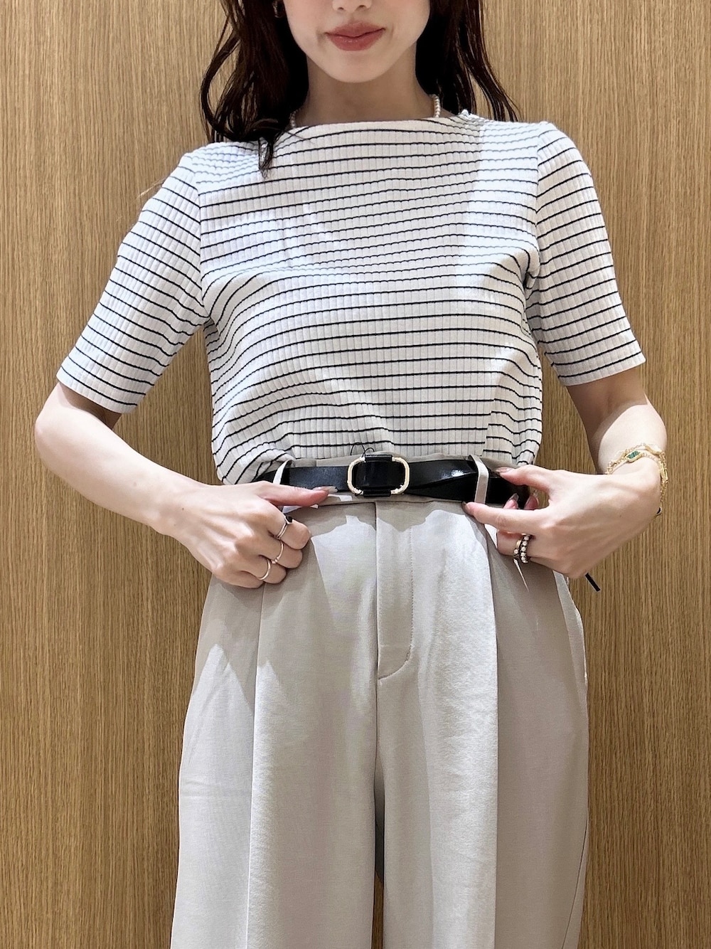ブルー系のシャツ/ブラウス、ブラック系のパンプス、ブラック系のトートバッグを着用したレディースの春コーディネートの7枚目の写真