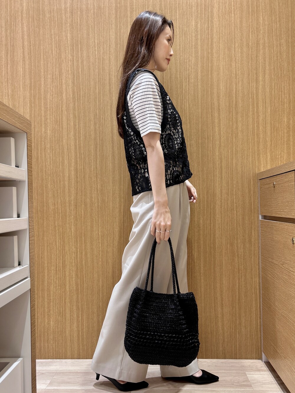 ブルー系のシャツ/ブラウス、ブラック系のパンプス、ブラック系のトートバッグを着用したレディースの春コーディネートの9枚目の写真