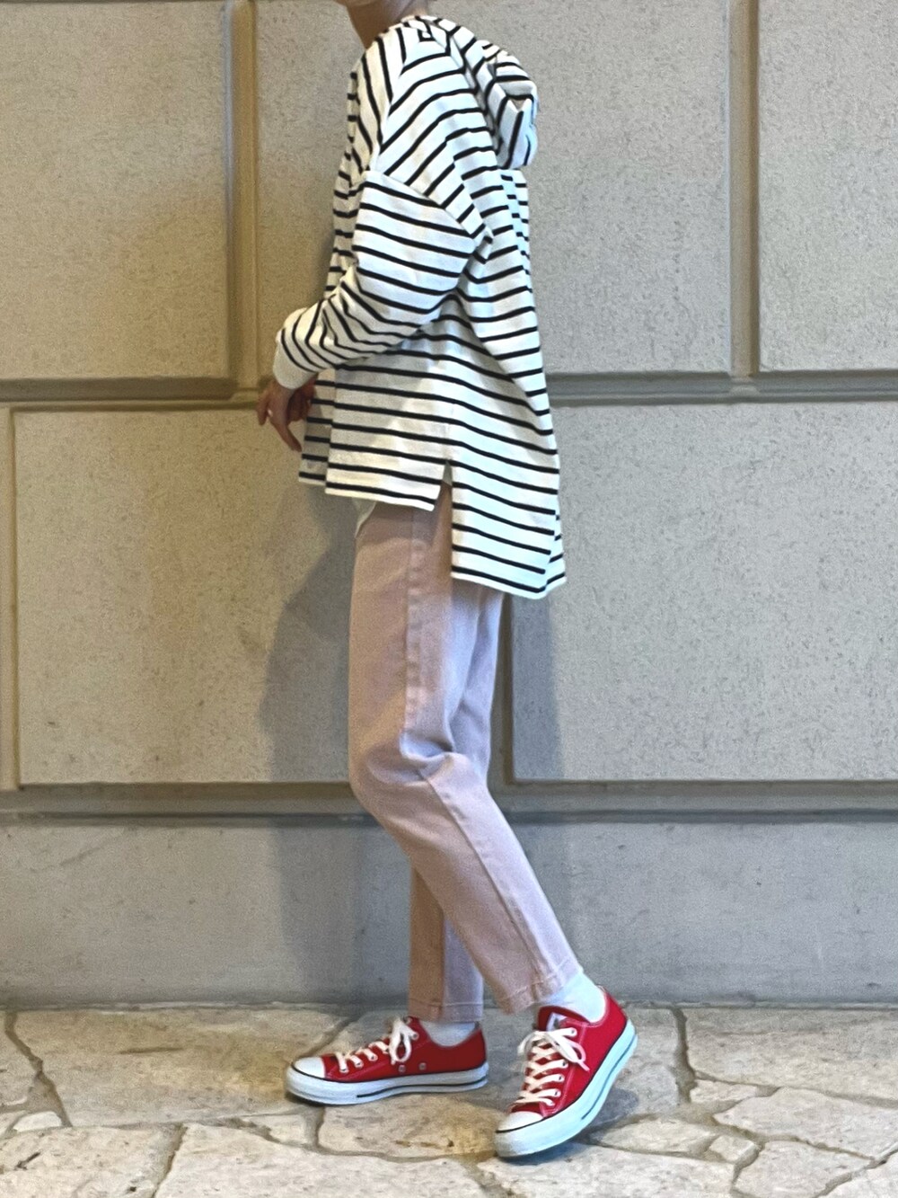 ブラック系のパーカー、ホワイト系のTシャツ/カットソー、ピンク系のデニムパンツを着用したレディースの春コーディネートの2枚目の写真