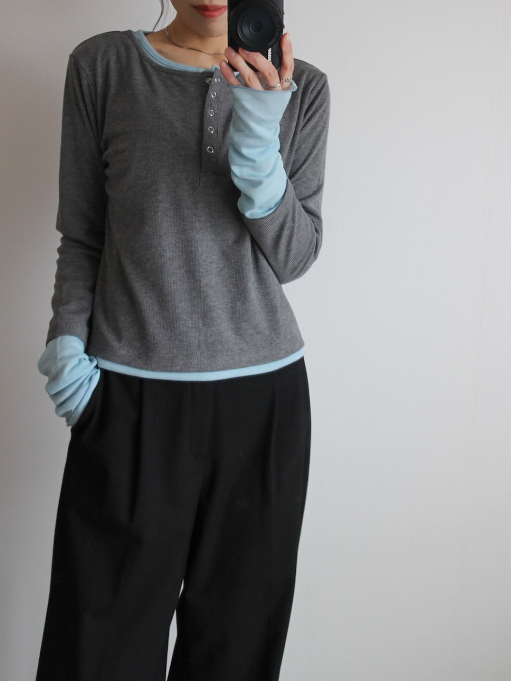 グレー系のTシャツ/カットソー、ブラック系のスラックス、グレー系のショルダーバッグを着用したレディースの春コーディネートの2枚目の写真