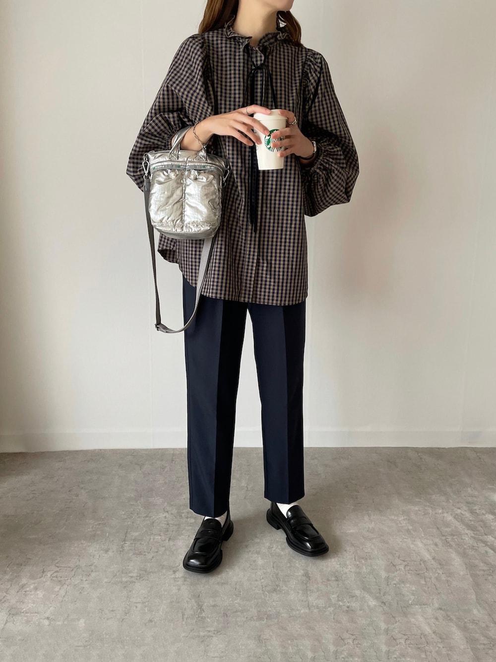 ブルー系のその他パンツ、ブラック系のローファー、シルバー系のショルダーバッグを着用したレディースの夏コーディネートの2枚目の写真