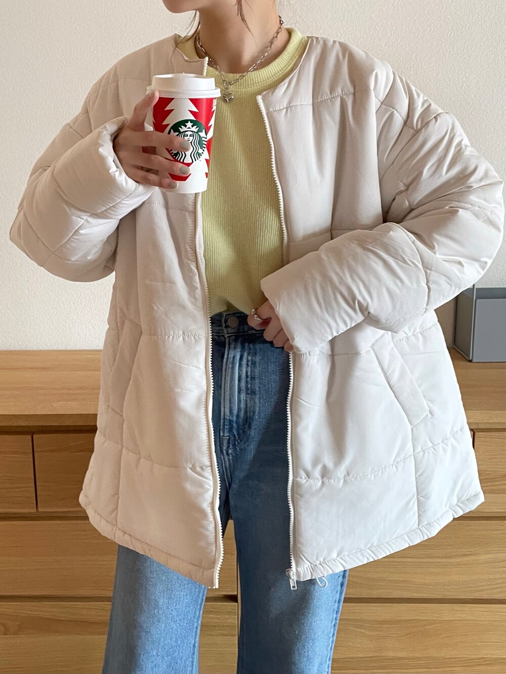 ホワイト系のダウンジャケット/コートを着用したレディースの秋コーディネートの2枚目の写真