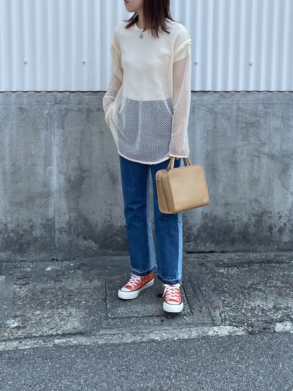 ホワイト系のTシャツ/カットソー、ベージュ系のショルダーバッグ、ブルー系のデニムパンツを着用したレディースの春コーディネートの2枚目の写真