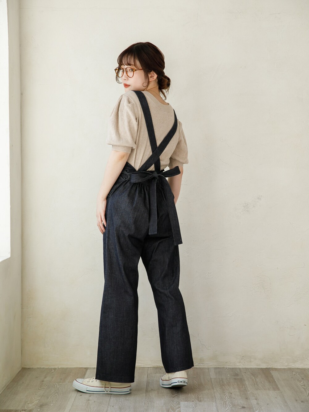 ブルー系のサロペット/オーバーオール、ベージュ系のニット/セーターを着用したレディースの春コーディネートの2枚目の写真