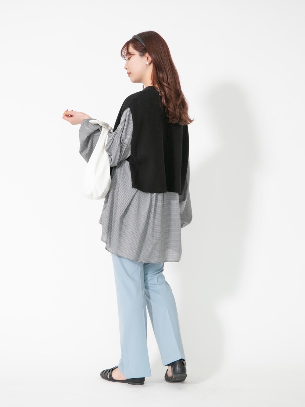 その他のシャツ/ブラウス、ブルー系のその他パンツ、ホワイト系のハンドバッグを着用したレディースの春コーディネートの2枚目の写真