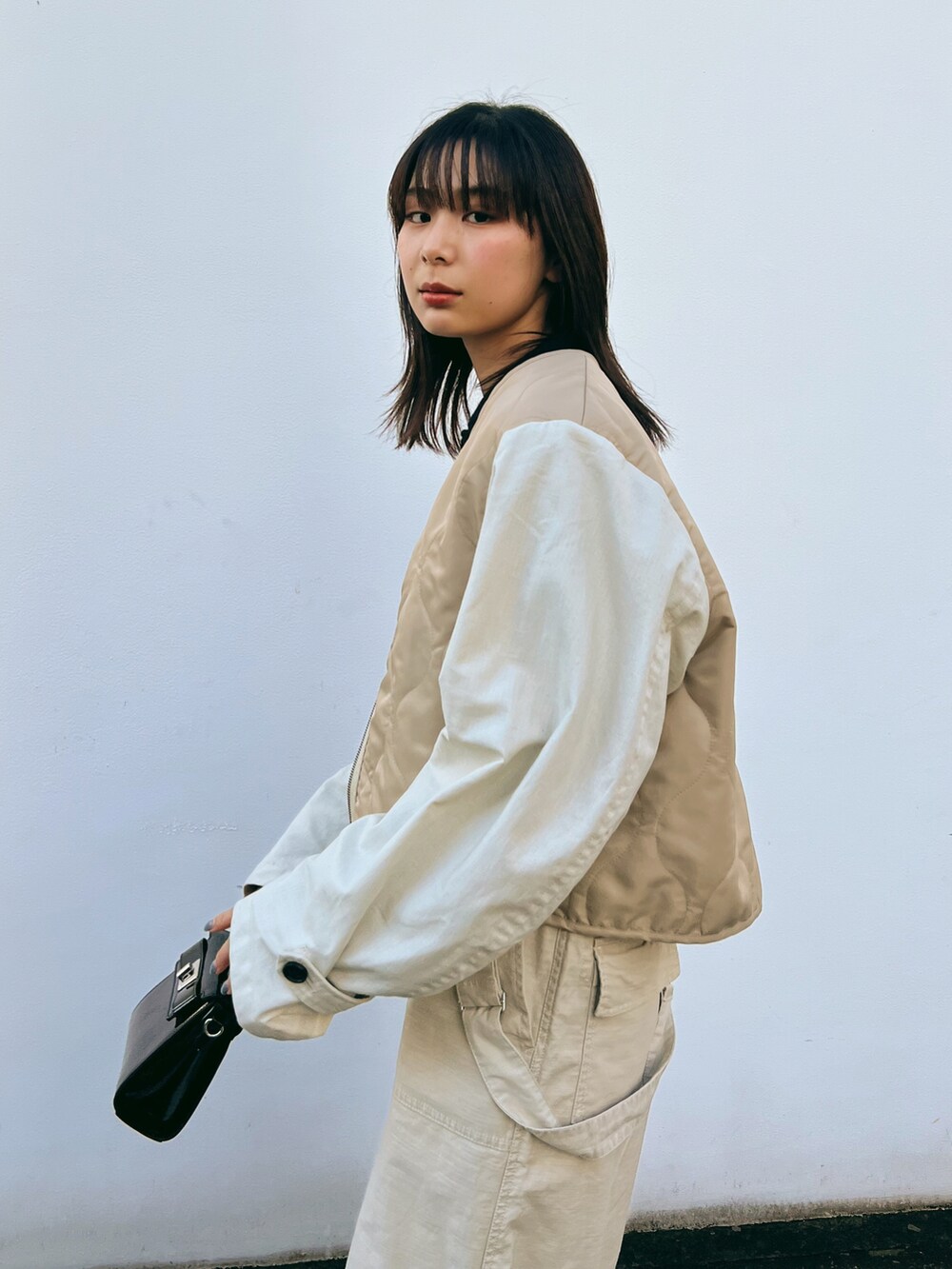 「moussy、ootd、今日のコーデ、休日スタイル、トレンチコート、ベストコーデ、サスペンダーパンツ、ニットコーデ、ポロニット、ミドルブーツ、秋冬コーデ、オトナカジュアル、大人カジュアル、メンズライク、着回しコーデ」｜「MOUSSYの4WAY GIMMICK LAYER TRENCH / 4WAY ギミック レイヤード トレンチ（トレンチコート、ベージュ系）」を使った、MOUSSY OFFICIALさん（レディース・162cm）の冬コーディネートの2枚目の写真