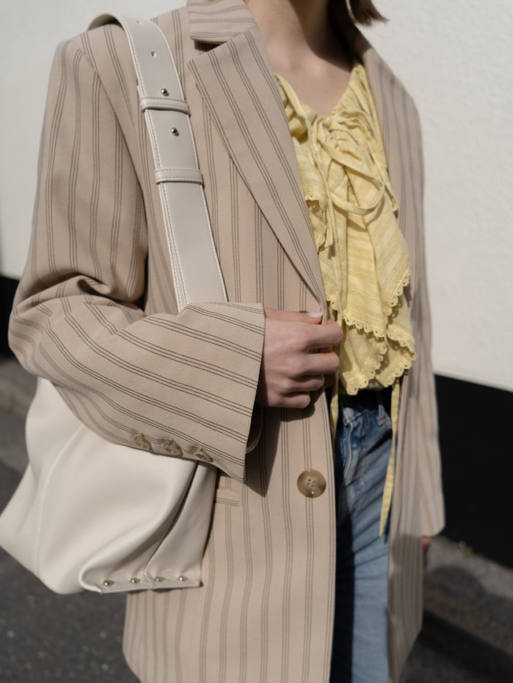 「moussy、春コーデ、シンプル、シンプルコーデ、デニム、デニムパンツ、ジーンズ、ジャケット、ビッグシルエット、ブラウス、ショートブーツ、ベレー帽、オトナカジュアル、大人カジュアル、ビッグカラー」｜「MOUSSYのCANVAS ベレー（ハンチング/ベレー帽、ベージュ系）」を使った、MOUSSY OFFICIALさん（レディース・156cm）の冬コーディネートの2枚目の写真