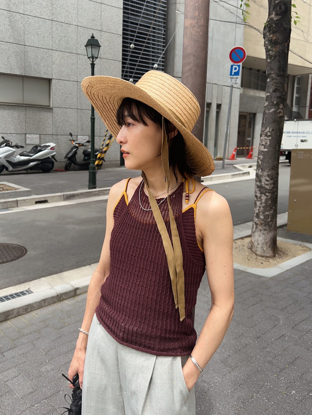グレー系のその他パンツ、ブラウン系のキャミソールを着用したレディースの夏コーディネートの2枚目の写真