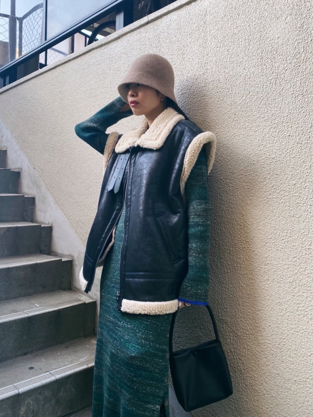 「moussy、ootd、今日のコーデ、休日スタイル、バケットハット、フライトジャケット、ベストコーデ、ロングワンピース、ニットワンピース、スリットワンピース、ワンピースコーデ、ニーハイブーツ、ブーツスタイル、秋コーデ、きれいめカジュアル」|「MOUSSYのREVERSIBLE BUCKET ハット(ハット、ベージュ系)」を使った、MOUSSY OFFICIALさん(レディース・164cm)の秋コーディネートの2枚目の写真