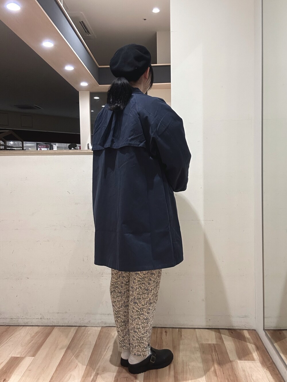 ブルー系のその他アウター、ホワイト系のシャツ/ブラウス、ブルー系のその他パンツを着用したレディースの春コーディネートの2枚目の写真