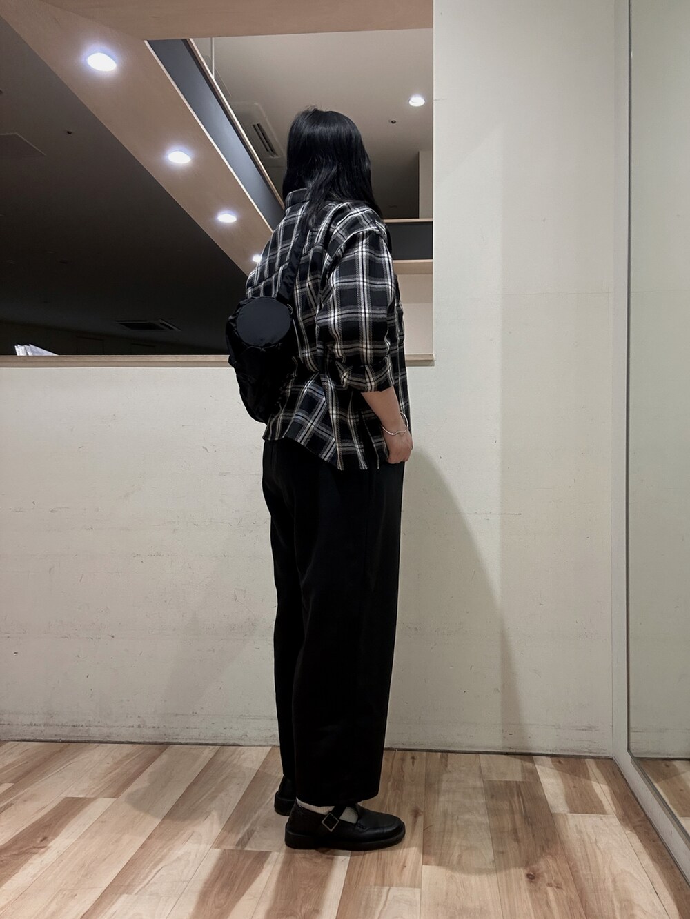 ブラック系のシャツ/ブラウス、ブラック系のその他パンツ、ブラック系のハンドバッグを着用したレディースの冬コーディネートの2枚目の写真