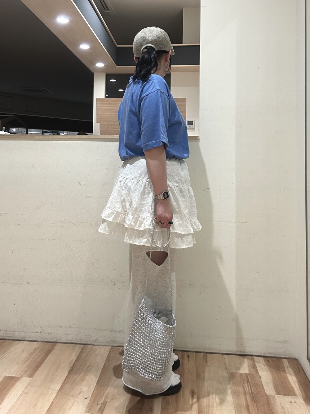 グレー系のその他パンツ、ホワイト系のスカート、ブルー系のTシャツ/カットソーを着用したレディースの春コーディネートの2枚目の写真