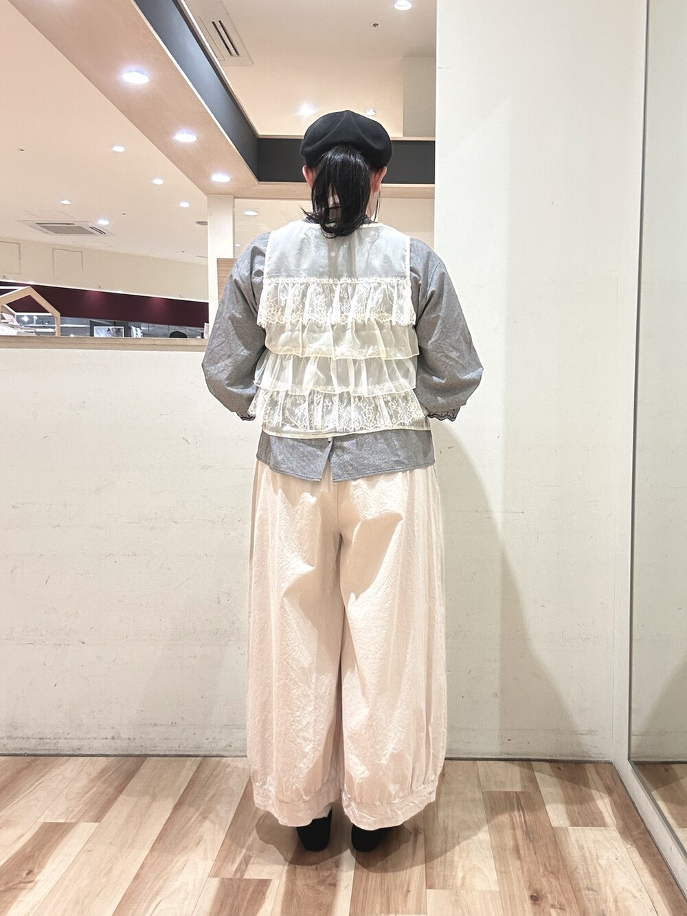 グレー系のシャツ/ブラウス、ホワイト系のその他パンツ、ブラック系のハンドバッグを着用したレディースの春コーディネートの3枚目の写真