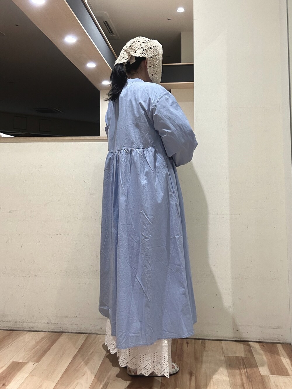 ホワイト系のその他パンツ、ベージュ系のドレスシューズ、ブルー系のワンピースを着用したレディースの春コーディネートの2枚目の写真