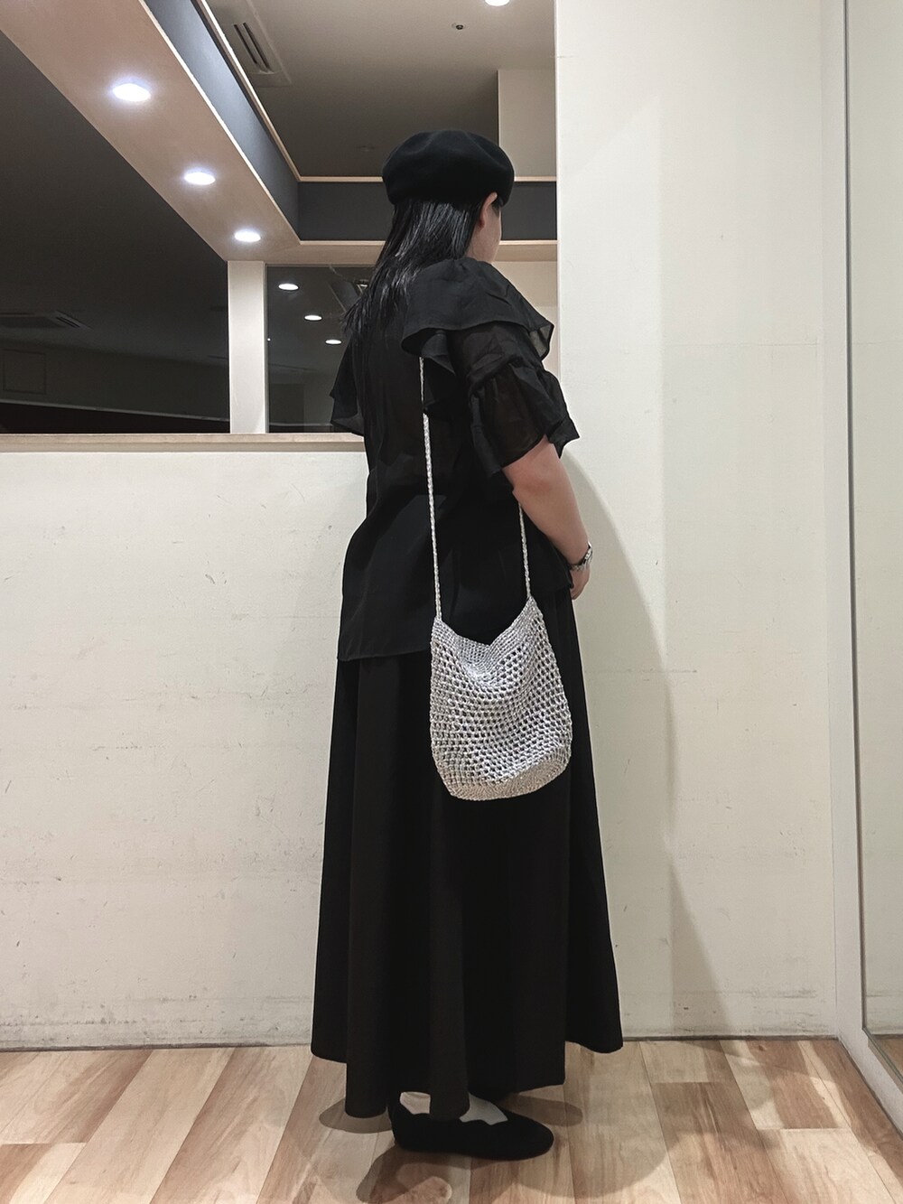 ブラック系のスカート、ブラック系のシャツ/ブラウスを着用したレディースの春コーディネートの2枚目の写真