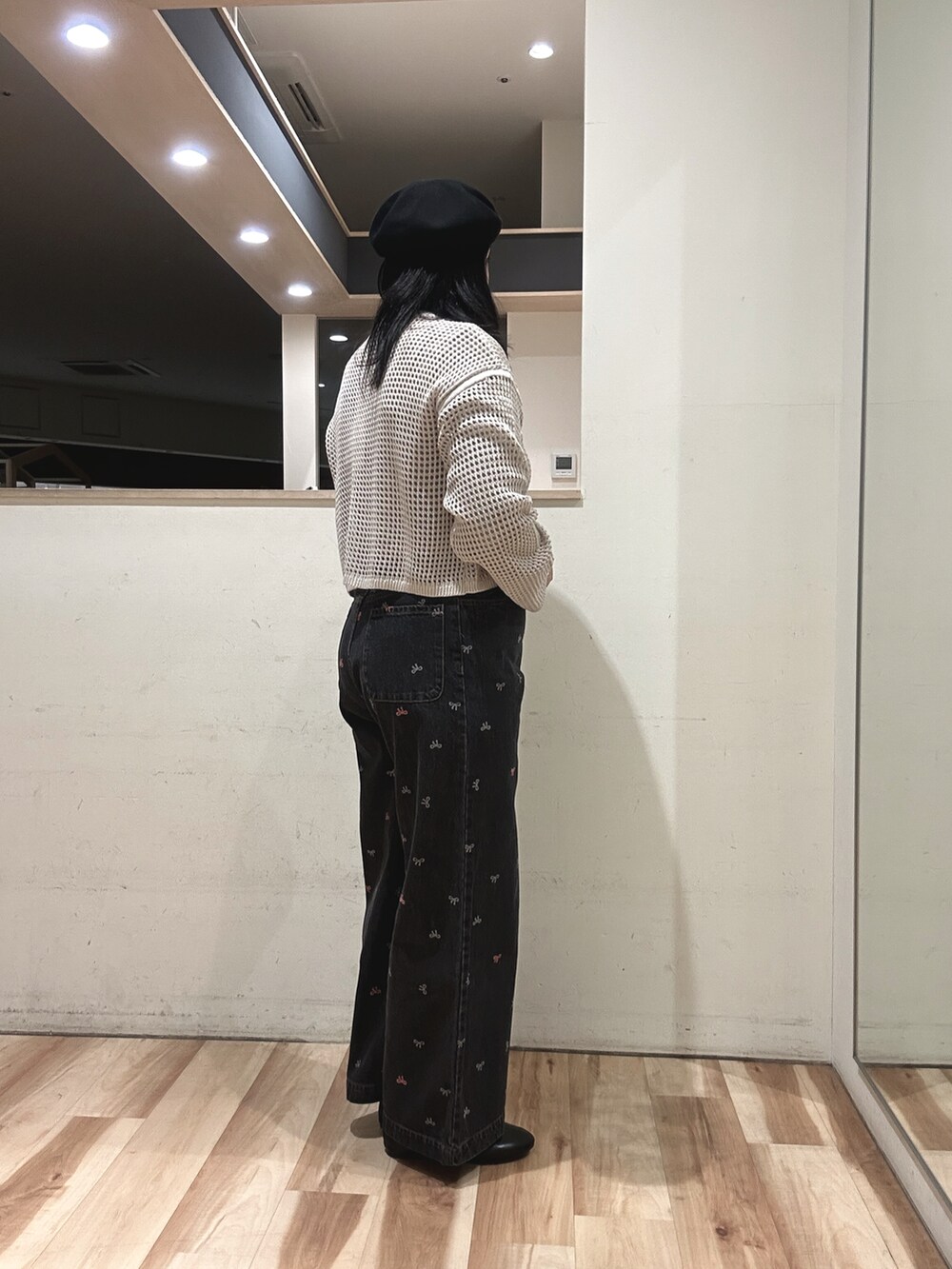 ホワイト系のカーディガン/ボレロ、ブラック系のその他パンツ、ブラック系のドレスシューズを着用したレディースの冬コーディネートの2枚目の写真