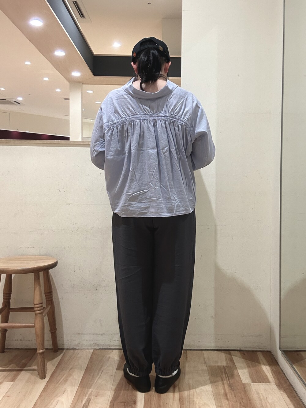 グレー系のその他パンツ、ブラック系のハンドバッグ、ブルー系のシャツ/ブラウスを着用したレディースの春コーディネートの3枚目の写真