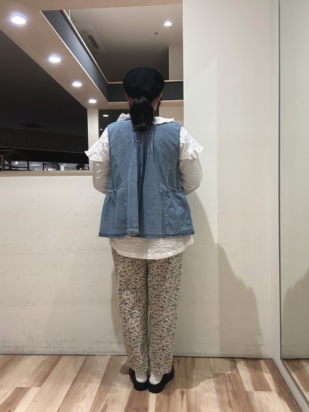 ブルー系のその他アウター、ホワイト系のシャツ/ブラウス、ブルー系のその他パンツを着用したレディースの春コーディネートの5枚目の写真