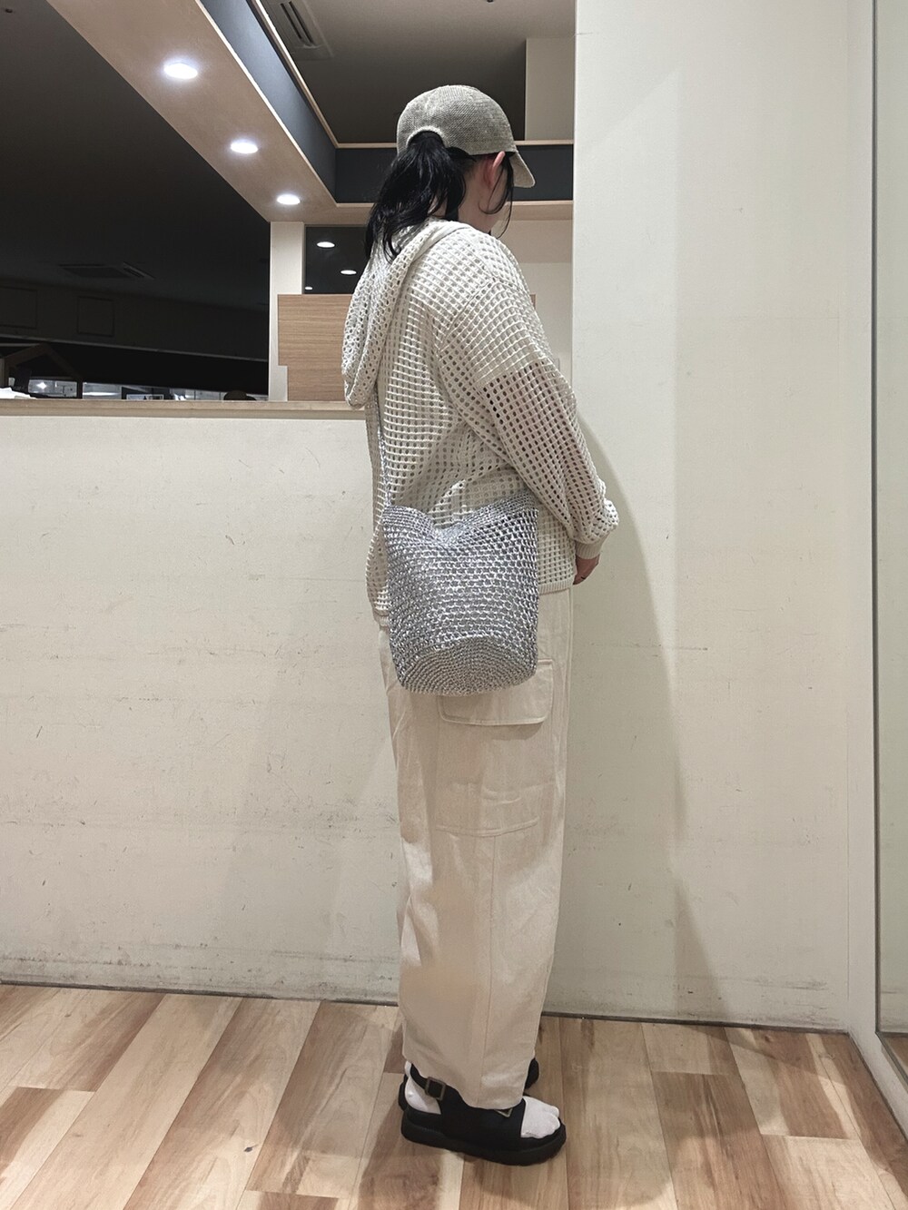 ホワイト系のTシャツ/カットソー、ホワイト系のカーディガン/ボレロ、ベージュ系のその他パンツを着用したレディースの春コーディネートの2枚目の写真