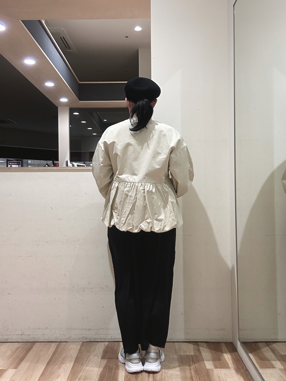 ベージュ系のブルゾン、ホワイト系のハンドバッグ、ブラック系のその他パンツを着用したレディースの春コーディネートの3枚目の写真