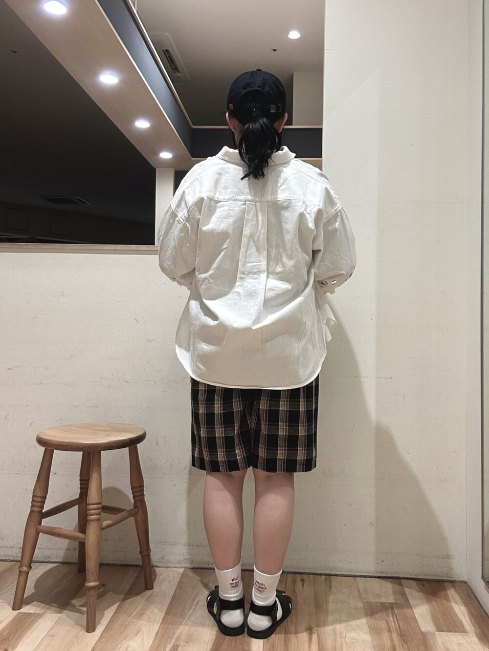 グレー系のTシャツ/カットソー、ホワイト系のシャツ/ブラウス、ブラック系のその他パンツを着用したレディースの春コーディネートの3枚目の写真