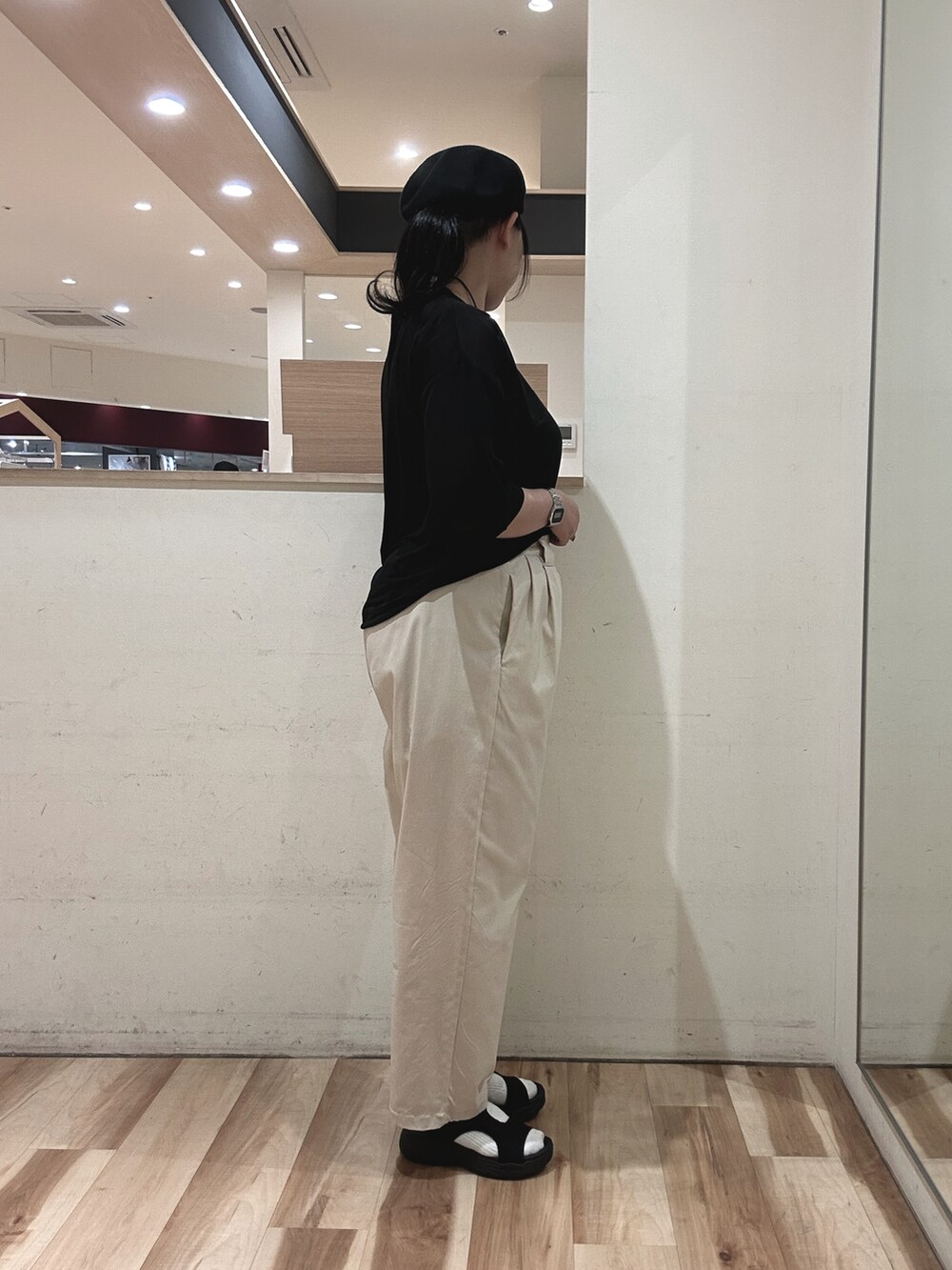 ベージュ系のその他パンツ、シルバー系のハンドバッグ、ブラック系のドレスシューズを着用したレディースの春コーディネートの2枚目の写真