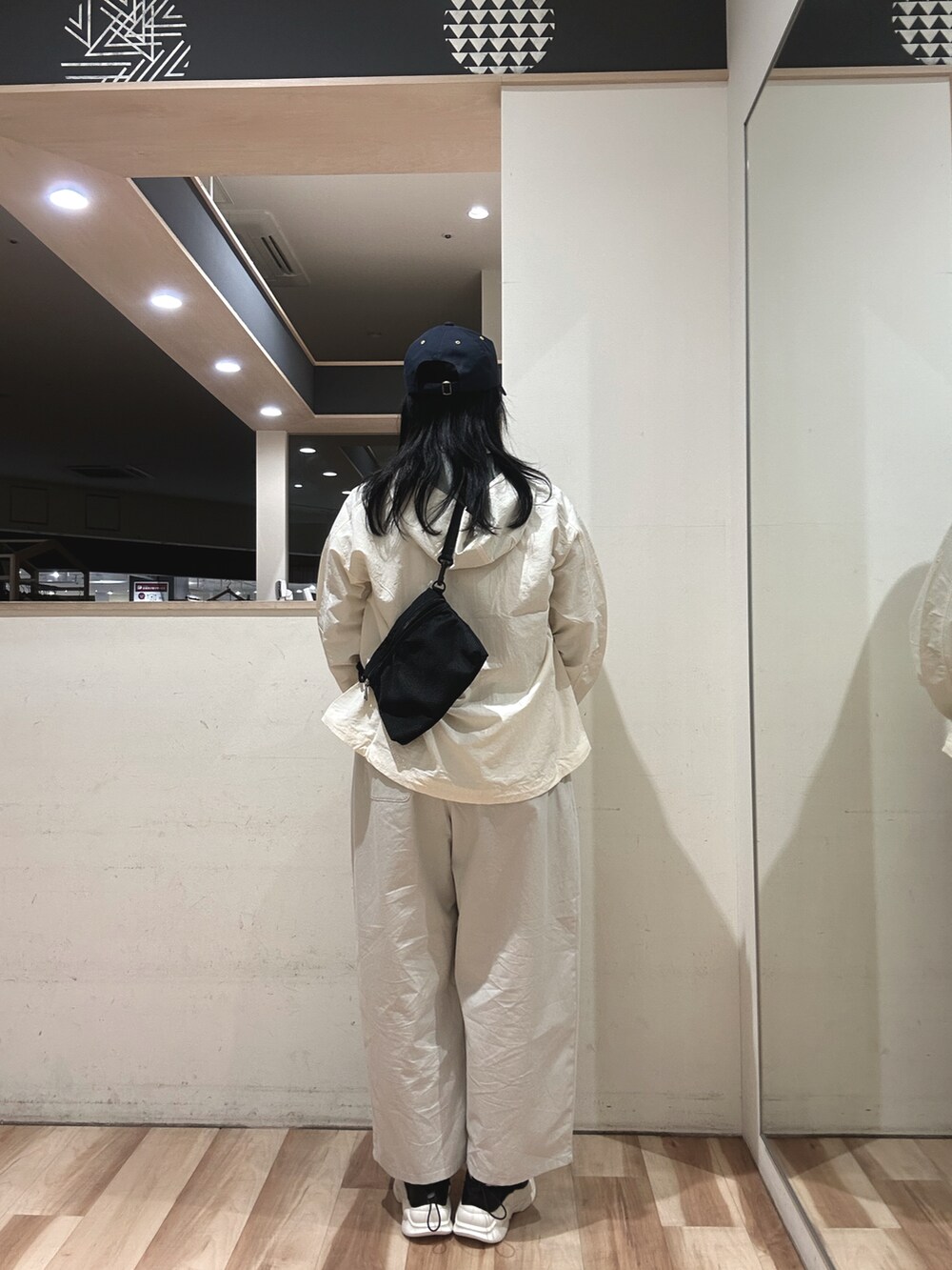 ホワイト系のその他パンツ、ブラック系のスニーカー、ホワイト系のブルゾンを着用したレディースの春コーディネートの3枚目の写真