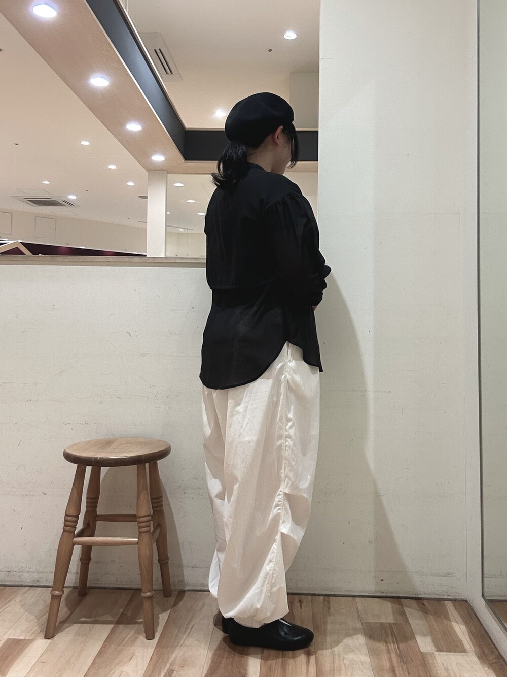 ブラック系のシャツ/ブラウス、ホワイト系のその他パンツを着用したレディースの春コーディネートの2枚目の写真